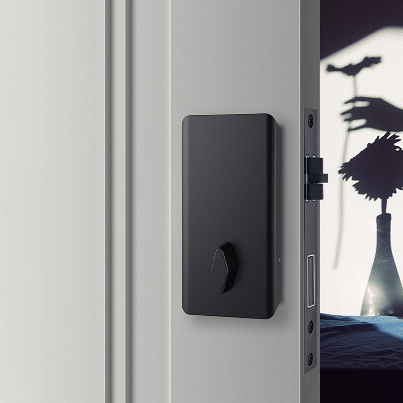 Simple tamper-proof electronic door lock